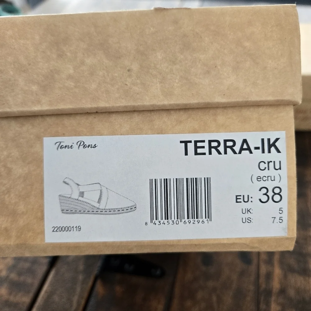 Toni Pons Terra Medium wedge espadrilles with Embroidery. Size 7.5. New.